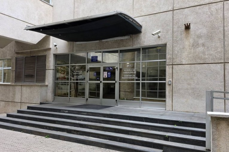 Ovde se leče Halid Bešlić i njegova supruga Sejda