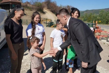 "NAŠI LJUDI U RASEJANJU POKAZUJU DA NE ZABORAVLJAJU SVOJE KORENE" - Milićević na uručenju donacija porodicama koje su pretrpele štetu tokom požara