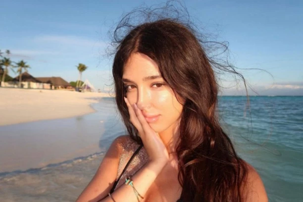 ĐINA DŽINOVIĆ PODELILA SREĆNE VESTI: Čestitke u porodičnom domu samo pljušte, pogledajte šta se dešava! (FOTO)