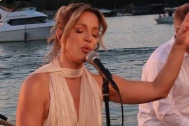 PEVAČICA ISPUNILA POSLEDNJU ŽELJU POKOJNE MAJKE! Emocije naviru dok region plače: "Ovo sam uradila NA GODIŠNJICU NJENOG ODLASKA"