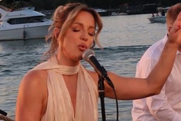 PEVAČICA ISPUNILA POSLEDNJU ŽELJU POKOJNE MAJKE! Emocije naviru dok region plače: "Ovo sam uradila NA GODIŠNJICU NJENOG ODLASKA"