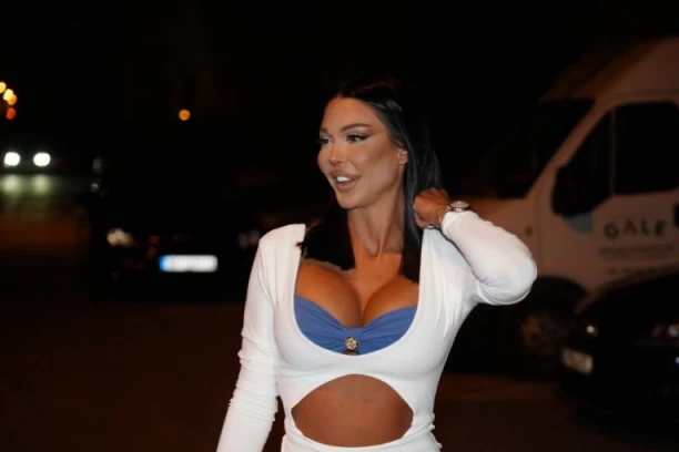 PROCURILE SVE SLIKE MAJE MARINKOVIĆ PRE OPERACIJA: Ovaj prizor se retko viđa, evo kako je izgledala zadnjica pre SILIKONA! (FOTO)