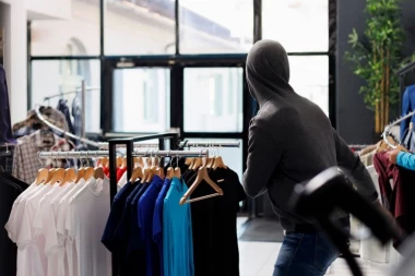 LOPOVI OJADILI BUTIK U POZNATOM TRŽNOM CENTRU U BEOGRADU! Kamera snimila NESVAKIDAŠNJU KRAĐU!