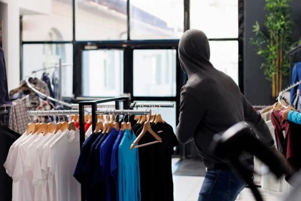 LOPOVI OJADILI BUTIK U POZNATOM TRŽNOM CENTRU U BEOGRADU! Kamera snimila NESVAKIDAŠNJU KRAĐU!