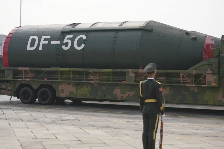 KINA PREDSTAVILA NUKLEARNU ZVER! Raketa koja ima domet da pokrije CELU PLANETU na vojnoj paradi u Pekingu: "Imamo sposobnost da pokrenemo kontranapade na bilo koje vojne ciljeve!"