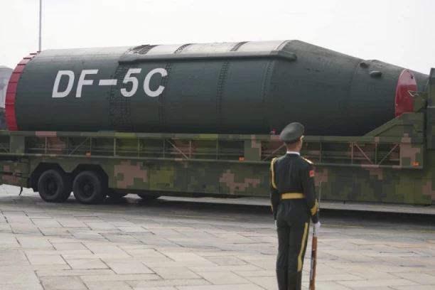 KINA PREDSTAVILA NUKLEARNU ZVER! Raketa koja ima domet da pokrije CELU PLANETU na vojnoj paradi u Pekingu: "Imamo sposobnost da pokrenemo kontranapade na bilo koje vojne ciljeve!"