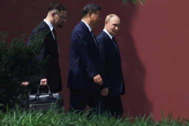 PUTIN I NA VOJNOJ PARADI KINE SA DVA KOFERA U RUKAMA! U jednom čuva svoj izmet, a ono što je u drugom PRESTRAVLJUJE CEO SVET! (VIDEO)