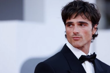 DRAMA U VENECIJI! Miljenik žena ušao u KLINČ sa obezbeđenjem zbog fanova! Snimak obišao ceo svet! (VIDEO)