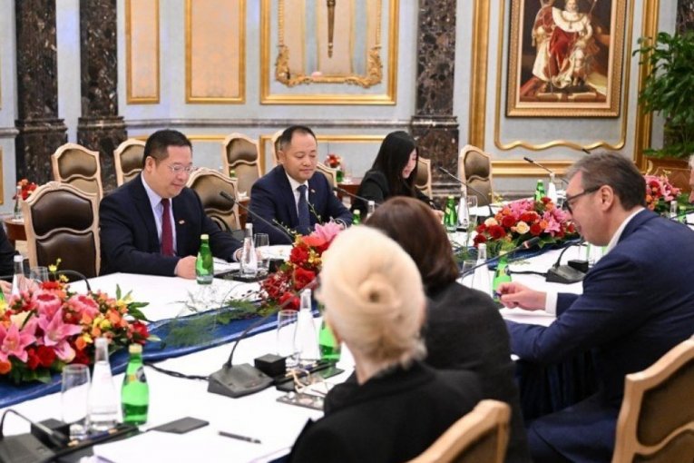 "VELIKO INTERESOVANJE ZA POSLOVANJE I INVESTIRANJE U SRBIJI!" Vučić se sastao sa predstavnicima kompanije "Guangdong Hongda" u Pekingu! (FOTO)