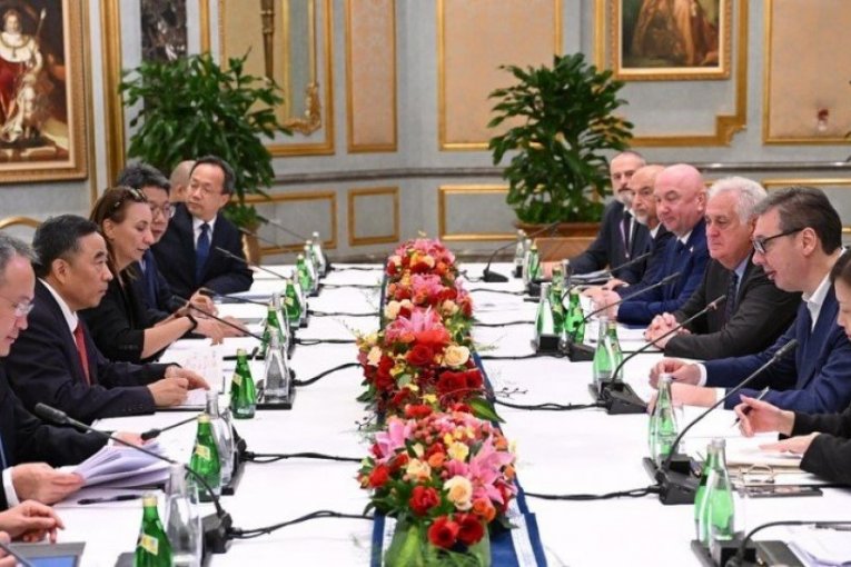 "POSVETILI SMO PAŽNJU BUDUĆIM ULAGANJIMA!" Vučić se sastao sa predstavnicima kompanija CRBC! (FOTO)