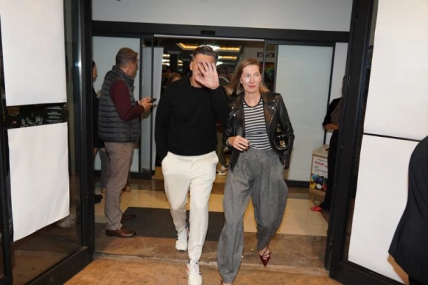 NAŠ VODITELJ PREŠAO NA DRUGU TELEVIZIJU! Nećete verovati gde je UHVAĆEN, a grmi kako izgleda u ŠESTOJ DECENIJI! (GALERIJA)