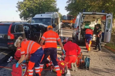 STRAVIČAN SUDAR AUTOBUSA I AUTOMOBILA, NAJMANJE TROJE POGINULO! Užas na putu, više od 15 povređenih u bolnici! Jezive slike s lica mesta (FOTO)