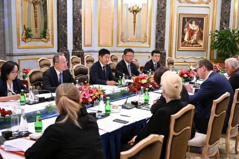 UGOVARAJU SE I NOVE INVESTICIJE! Vučić sa predstavnicima kompanije HBIS u Pekingu! (FOTO)
