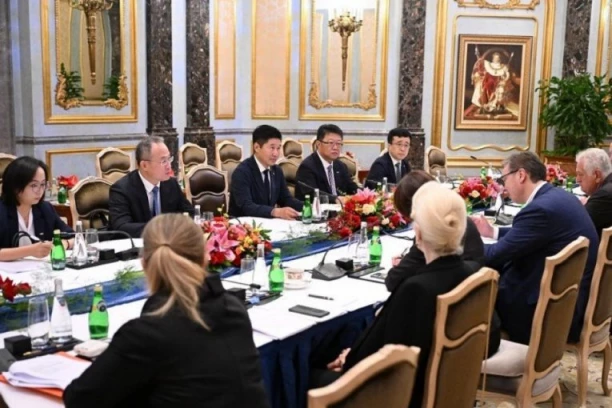UGOVARAJU SE I NOVE INVESTICIJE! Vučić sa predstavnicima kompanije HBIS u Pekingu! (FOTO)