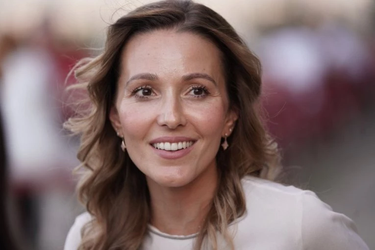 NEPRIKOSNOVENI I JEDNOSTAVNI STIL JELENE ĐOKOVIĆ: Ovaj šorts podjednako dobro stoji svim ženama - a može se pronaći za male pare (VIDEO)