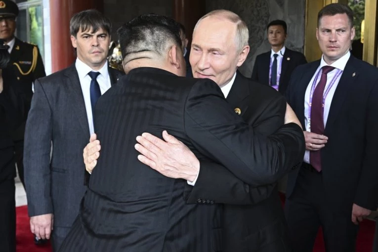 TEŠKA PARANOJA! ODNELI ČAŠU IZ KOJE JE PIO, BRIŠU SVE ŠTO JE DOTAKAO! Osoblje lidera šokiralo ČIŠĆENJEM, želi da po svaku cenu ukloni tragove (VIDEO)