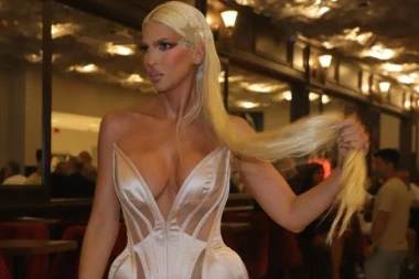 ŠTA SE DESILO S JELENOM KARLEUŠOM?! Stravičan prizor iz Smedereva, KOLA UNIŠTENA, izdato zvanično saopštenje o NAPADIMA! (FOTO)