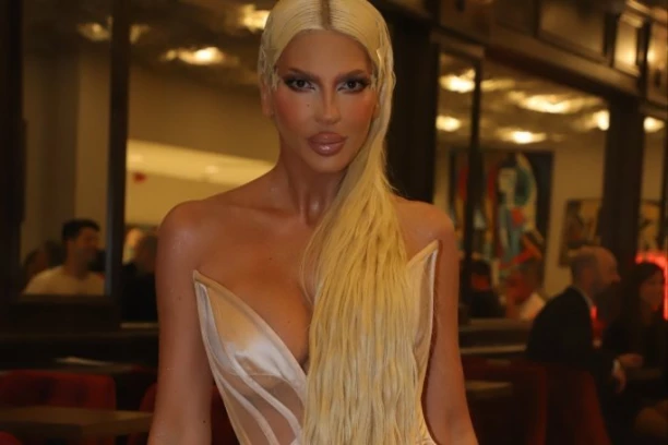 TRESE SE ESTRADA! Karleuša brutalno o pevačicama: "Tea Tairović je MESNATI LEOPARD, Dara mi je zabila NOŽ U LEĐA"