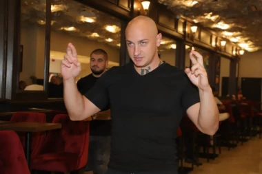 IZNABADAM GA, GAĐAM NEKAD TELEFONOM... Desingerica ponovo ŠOKIRA!