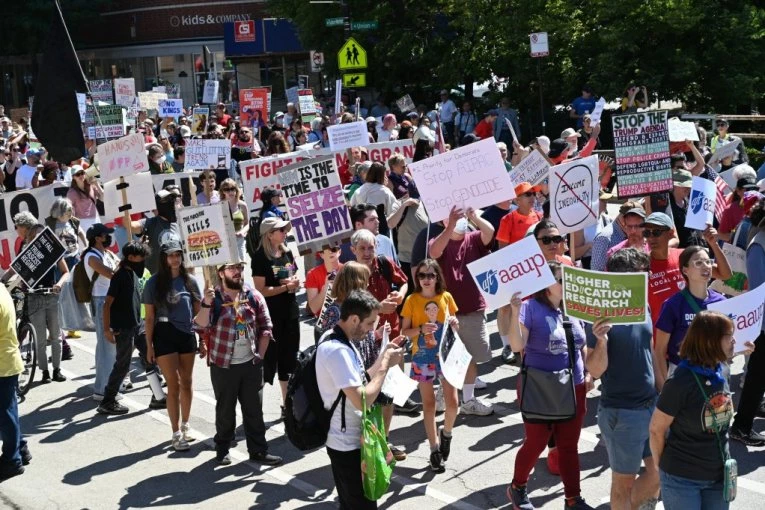 HAOS NA ULICAMA NAJVEĆEG SRPSKOG GRADA U DIJASPORI! Tokom protesta ubijeno osam, ranjeno više od 50 ljudi! Tramp doneo hitnu odluku (FOTO)