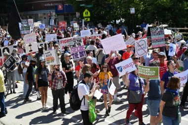 HAOS NA ULICAMA NAJVEĆEG SRPSKOG GRADA U DIJASPORI! Tokom protesta ubijeno osam, ranjeno više od 50 ljudi! Tramp doneo hitnu odluku (FOTO)