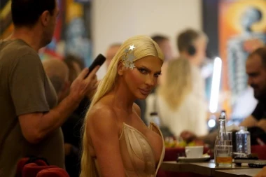 KARLEUŠA OTVORILA VRATA DOMA: Evo kako izgleda njeno porodično gnezdo od 2,5 MILIONA EVRA! (VIDEO)