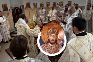 PRVI ŠKOLSKI ČAS PORED GROBA CARA DUŠANA: Trojica vladika u Prizrenu služili liturgiju za početak školske godine