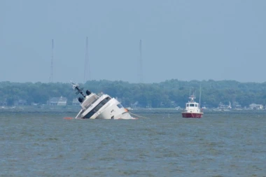 DRAMA NA MORU! Potonula luksuzna jahta vredna skoro milion evra - VLASNIK SKOČIO U VODU! (VIDEO)