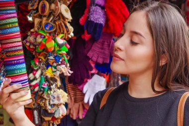 NIKAKO NEMOJTE DA UZIMATE "BESPLATNE" NARUKVICE U RIMU! Turisti masovno žrtve nove prevare