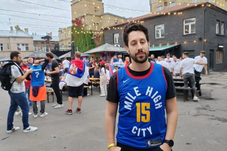 SRELI SMO DVOJNIKA VASE MICIĆA U RIGI: Nosi Jokićev dres, a otkrio nam je sve o snimku koji je zapalio društvene mreže! (VIDEO)