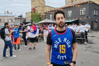 SRELI SMO DVOJNIKA VASE MICIĆA U RIGI: Nosi Jokićev dres, a otkrio nam je sve o snimku koji je zapalio društvene mreže! (VIDEO)