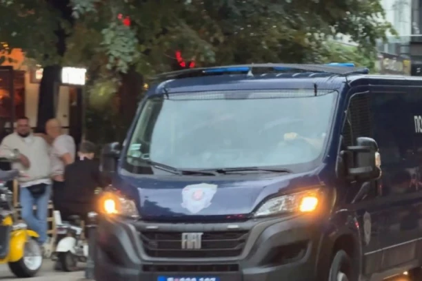 MLADIĆ IZBODEN NOŽEM U NOVOM PAZARU! Hitno prevezen u bolnicu - IZGUBIO MNOGO KRVI! (FOTO)