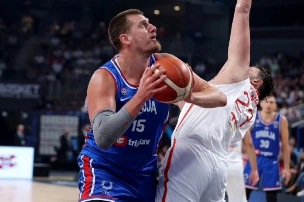 ZATEKLI SMO JOKIĆA SAMOG U CENTRU RIGE: Evo šta radi najbolji košarkaš sveta posle poraza od Turske! (VIDEO)