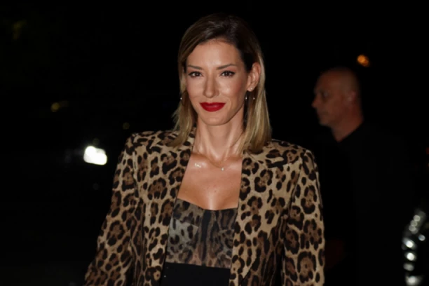 JOVANA JOKSIMOVIĆ SE POSLE ODMORA OVAKO POJAVILA U EMISIJI: Dubok dekolte i uska haljina istakli sve adute - grmi sa 44 godine! (FOTO)