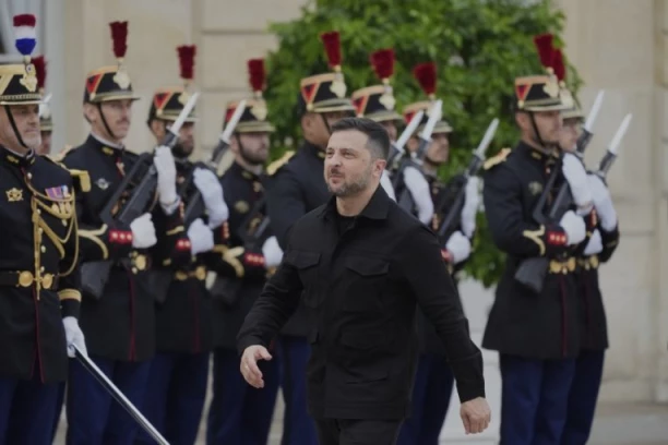 ZELENSKI DOŠAO KOD DRUGARA PO AVIONE I RAKETE: Prijatelj ga dočekao na crvenom tepihu i uz himne, Putinu se ovo NIKAKO neće dopasti