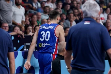 AVRAMOVIĆ DAO SVE ZA SRBIJU: Snimak sa aerodroma govori više od hiljadu reči, Aleksu i dalje muči p‬ovreda! (VIDEO)