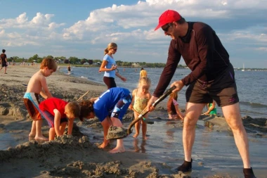 DRAMA NA PLAŽI! Deca ušla u rupu u pesku, voda nadošla, JEDVA IZBEGNUTO NAJGORE (VIDEO)