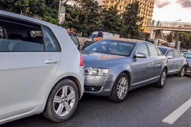 UDES U CENTRU BEOGRADA! Automobil uništen, autobusi stoje!