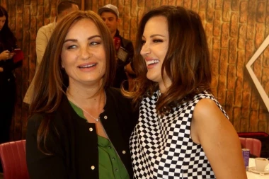 SLAVILO SE DO ZORE KOD ŽIVOJINOVIĆA! Prijina majka Borka obukla posebnu majicu za dolazak unuke Arije! (FOTO)