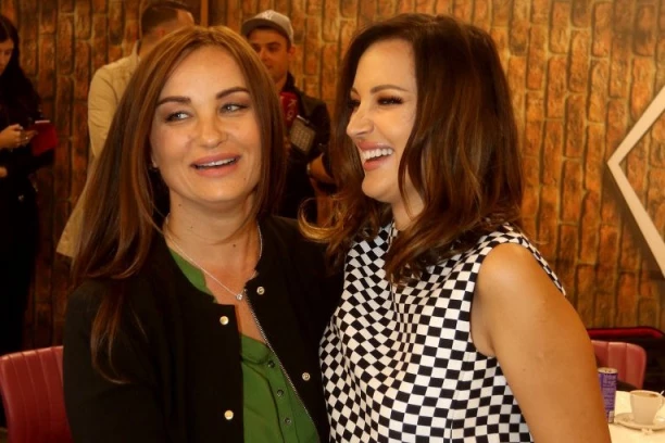 SLAVILO SE DO ZORE KOD ŽIVOJINOVIĆA! Prijina majka Borka obukla posebnu majicu za dolazak unuke Arije! (FOTO)