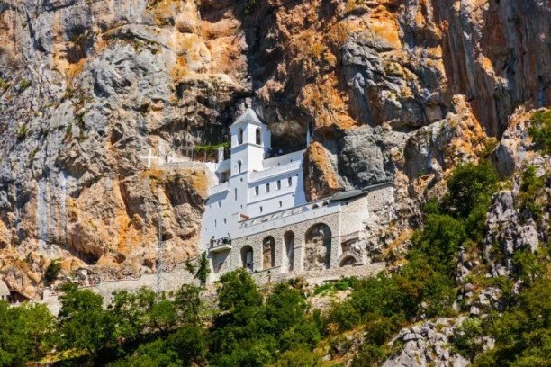 POŽAR KOD MANASTIRA OSTROG! Vatrogasci ne mogu da priđu buktinji