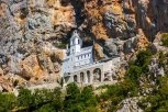 POŽAR KOD MANASTIRA OSTROG! Vatrogasci ne mogu da priđu buktinji