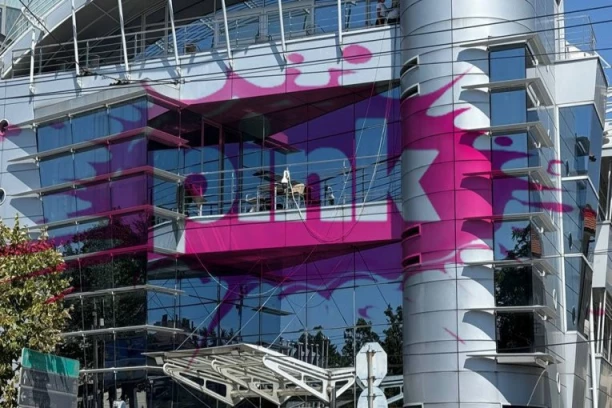 SKANDAL NA PINKU U CIK ZORE - OBEZBEĐENJE SVE VREME BILO U PRIPRAVNOSTI! Voditeljka hitno zaustavila emisiju, takmičari totalno pomahnitali!