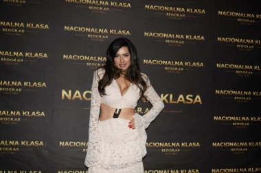 TANJA SAVIĆ UHVAĆENA BEZ MUKIJA! Pevačica došla da podrži kolegu, a evo sa kim je bila! (VIDEO)