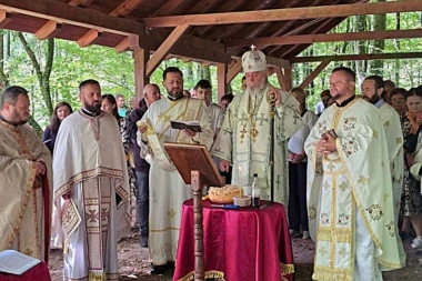 ZAŠTO JE BOGATIMA TEŠKO DA UĐU U CARSTVO NEBESKO: Na mestu nekadašnjeg manastira Bršljanac, vladika Kirilo govorio o pogubnosti vezivanja za prolazne stvari