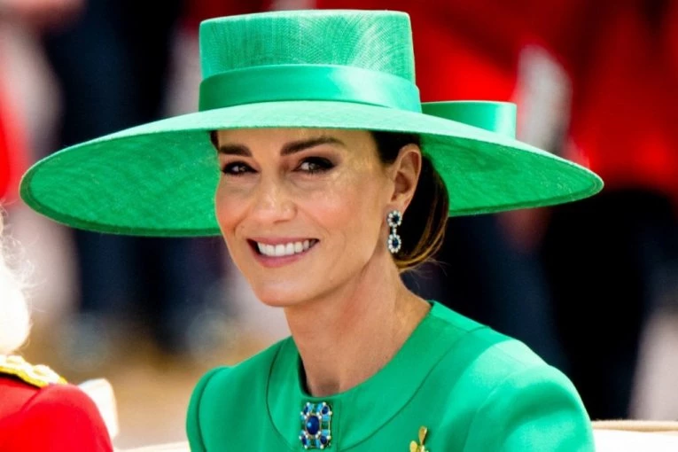 KEJT MIDLTON VIŠE NE IZGLEDA OVAKO: Promenila lični opis, izrazito duga i svetlija kosa izazvala lavinu komentara - da li princeza nosi periku? (FOTO)