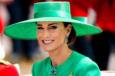 KEJT MIDLTON VIŠE NE IZGLEDA OVAKO: Promenila lični opis, izrazito duga i svetlija kosa izazvala lavinu komentara - da li princeza nosi periku? (FOTO)