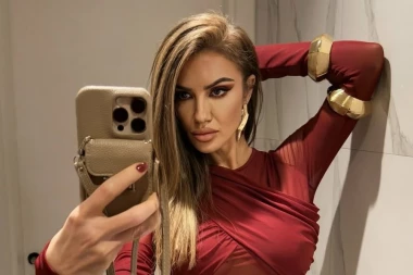 OVE SLIKE SRPSKE PEVAČICE OTVARATE NA SOPSTVENU ODGOVORNOST! Zbog utegnutih silikona LUPA ČUKA: "Vlažan san iz mladosti" (FOTO)