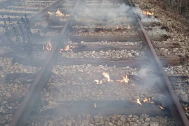 OGROMAN POŽAR ZAHVATIO PRUGU I OBJEKTE, PRETI DA PROGUTA I VOZOVE! Stao saobraćaj, hitno se oglasila Infrastrukura železnice Srbije!