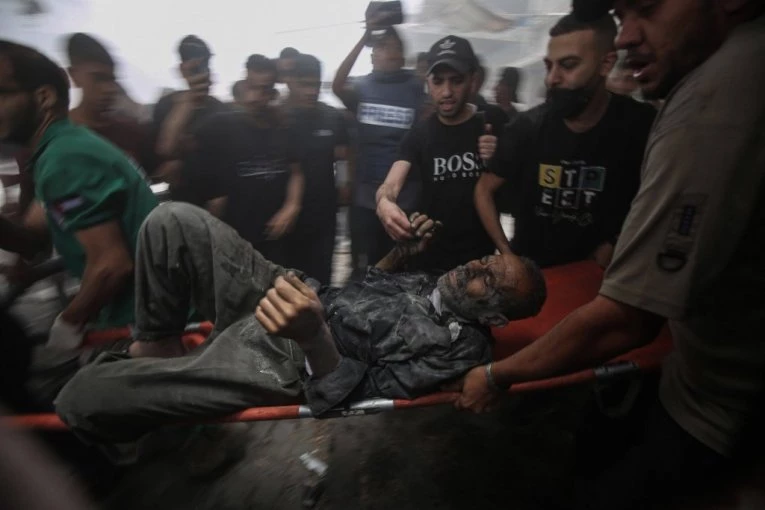 IZGUBIO 26 ČLANOVA PORODICE, PA OSTAO SAM, A SADA JE UMRO OD GLADI: Narod plače za slavnim piscem koji je odbio da napusti kuću zbog BOMBARDOVANJA